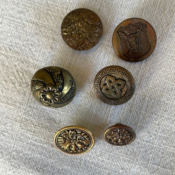 Lot of 6 antique/vintage brass buttons - Picture 1 of 13